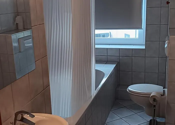 Crew Quartier Ideal Für Monteure 3 Schlafzimmer Mit Küche Und Bad In Leuna *